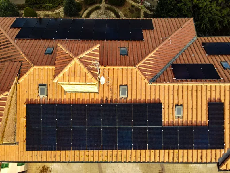Modulo fotovoltaico total black installato su copertura residenziale