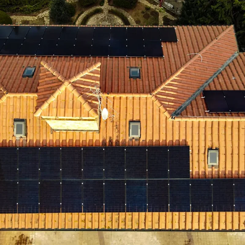 Modulo fotovoltaico total black installato su copertura residenziale