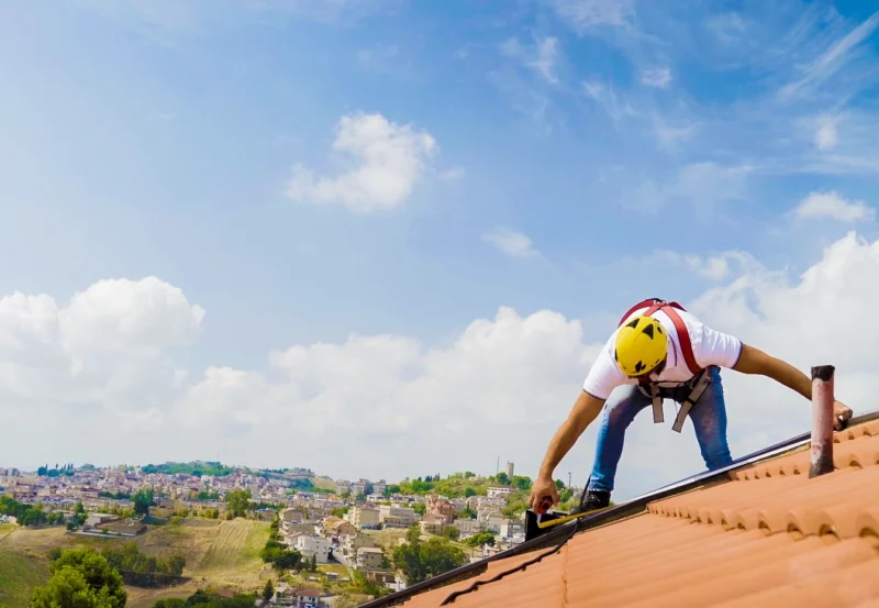 Tecnico durante il sopralluogo per il dimensionamento di un impianto fotovoltaico.